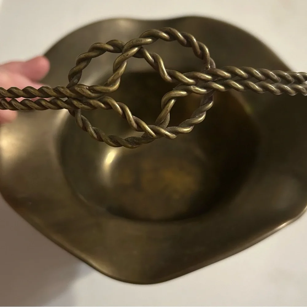 Brass Scalloped Edge Basket With Fold Down Brass Rope Handle Made In India - Picture 2 of 4